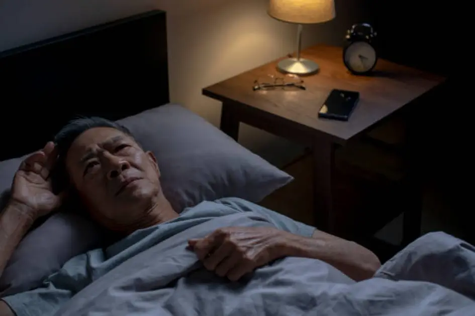 A tired, foggy brain depicted as a dimly lit maze, symbolizing cognitive decline from poor sleep.