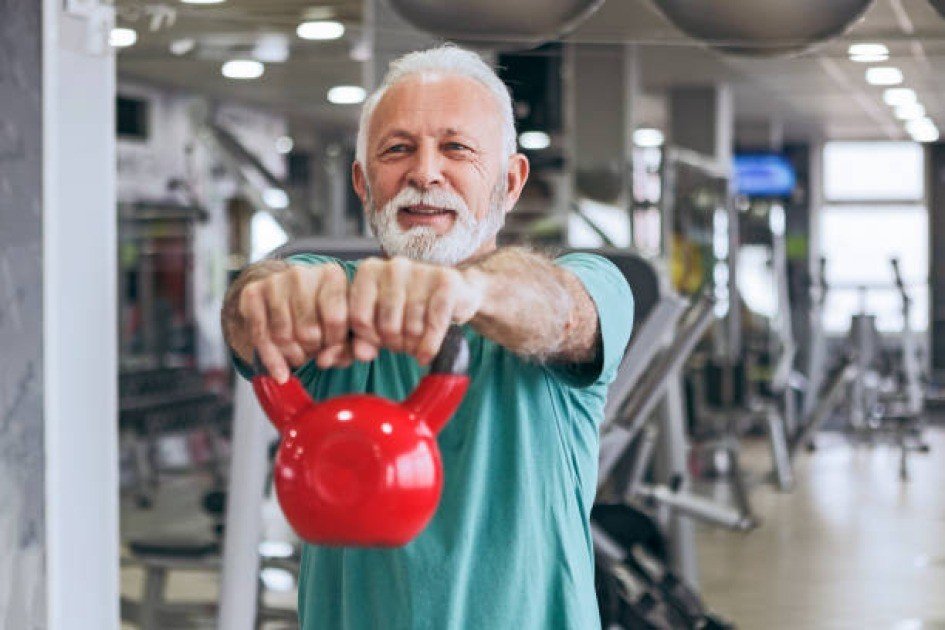 Senior performing heart-healthy workout to boost cardiovascular fitness