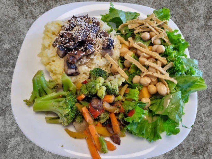 Colorful vegetarian meal on a plate highlighting gut-friendly foods like leafy greens, legumes, and whole grains.