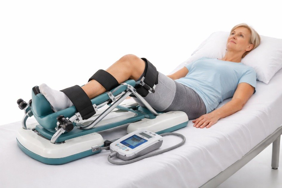 CPM machine gently moving a patient’s knee during post-surgery rehabilitation therapy.